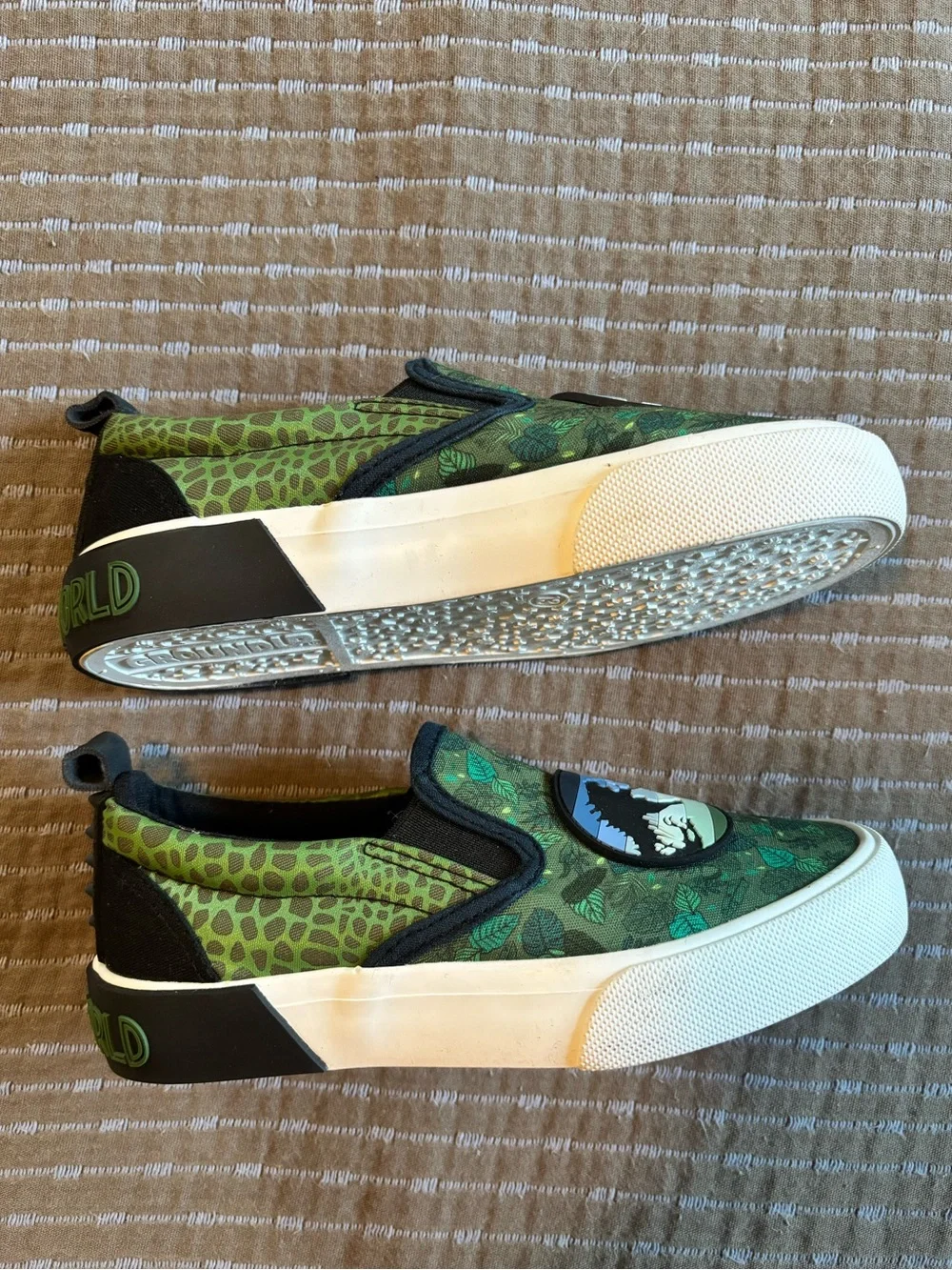 Ground Up Jurassic World Boys Dinosaur Slip On Sneakers Green Camo Size 13